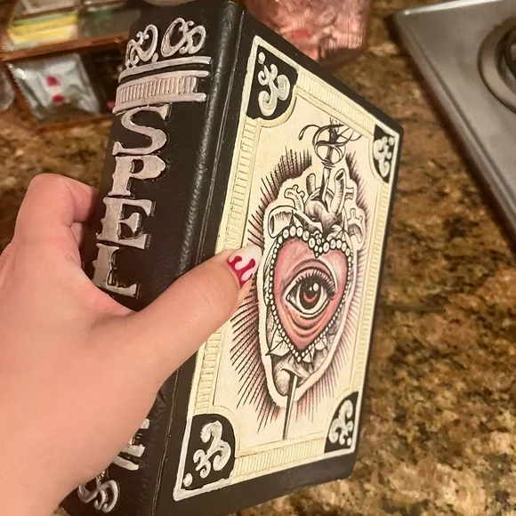 Spell book decor - Picture 2 of 3